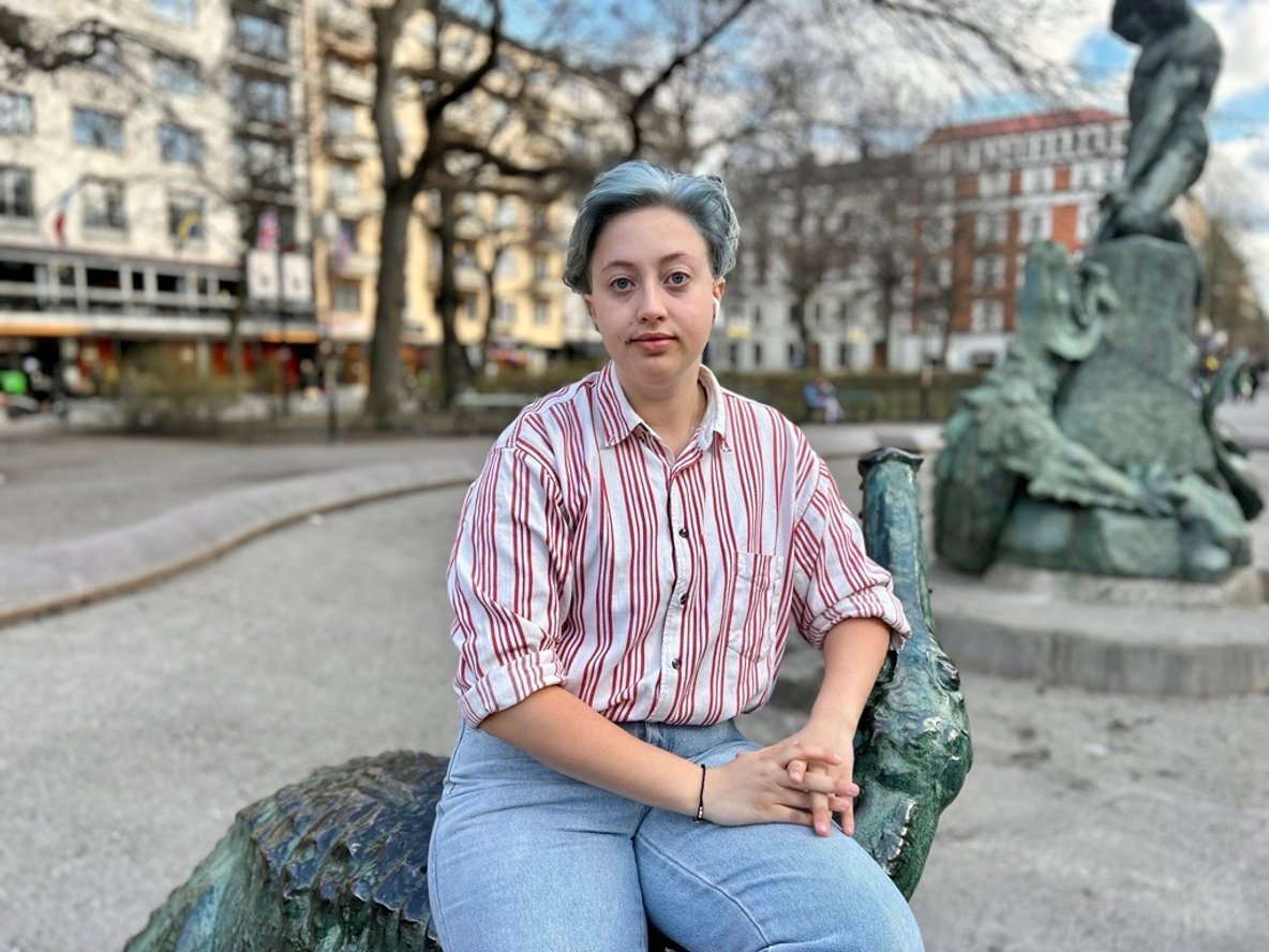 En person tittar in i kameran och ser allvarlig ut.