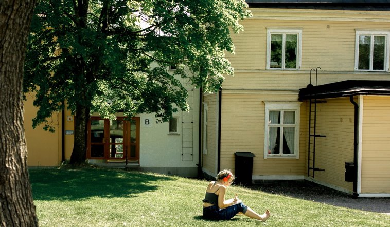 Hagabergs folkhögskola vy från parken